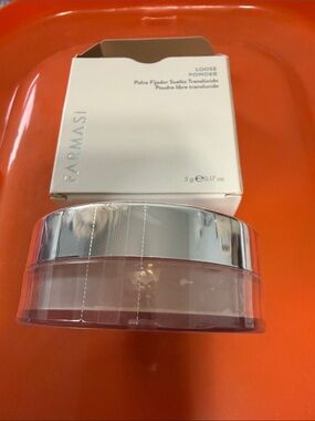 BNIB Farmasi Loose Setting powder (compact is in packaging still).